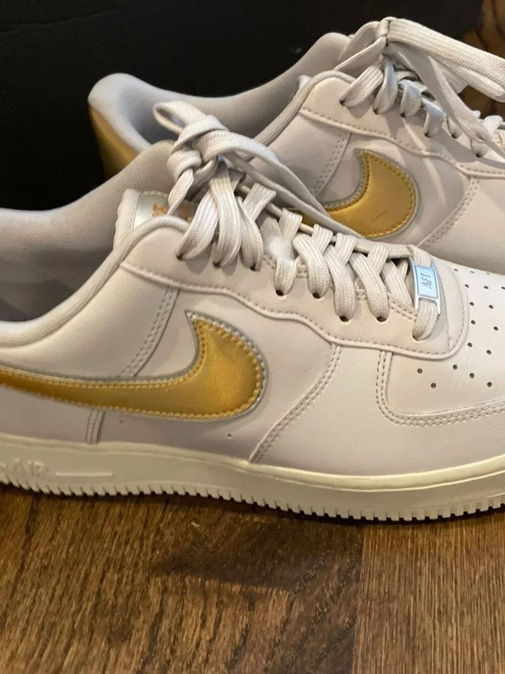 NIKE AIR FORCE 1 LOW WHITE GOLD METALLIC